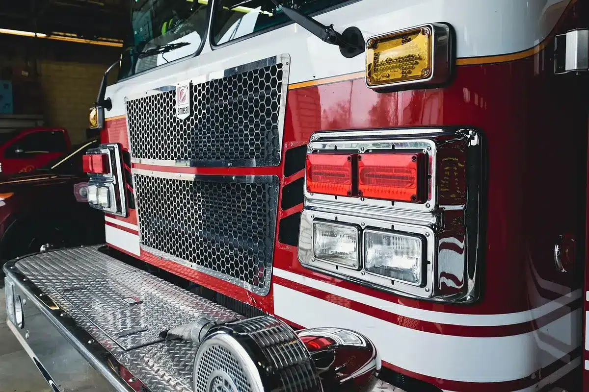 Equipo de bomberos retirando elementos peligrosos en vía pública durante temporal de viento