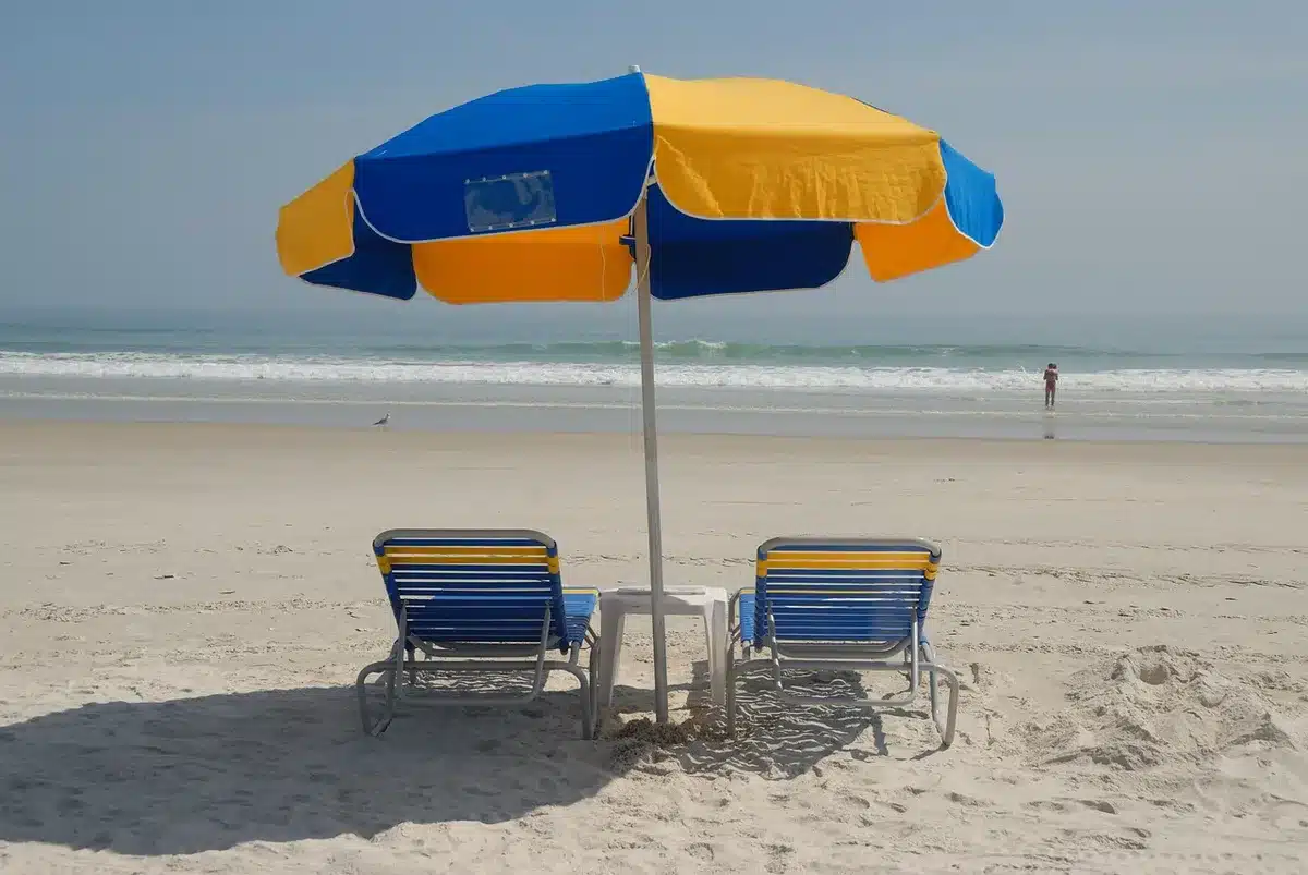 Sillas de playa vacías en la costa durante el verano, símbolo de vacaciones no disfrutadas