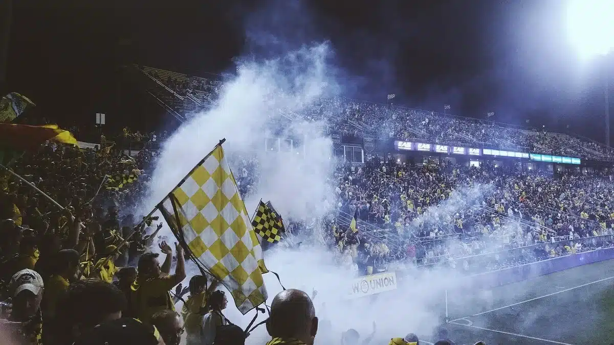 Futbolista joven bajo la atenci&oacute;n de la afici&oacute;n en el estadio