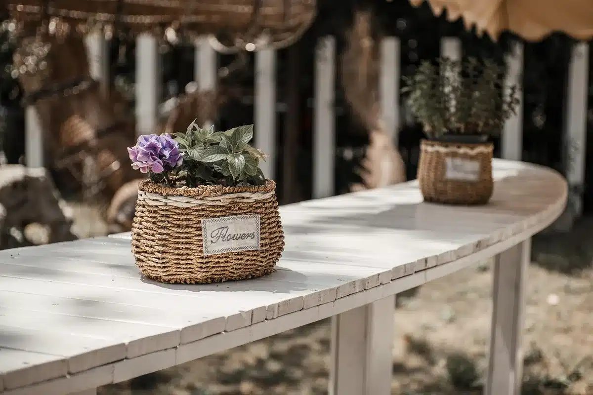 Detalle del manto bordado en oro sobre terciopelo negro con lentejuelas y motivos vegetales