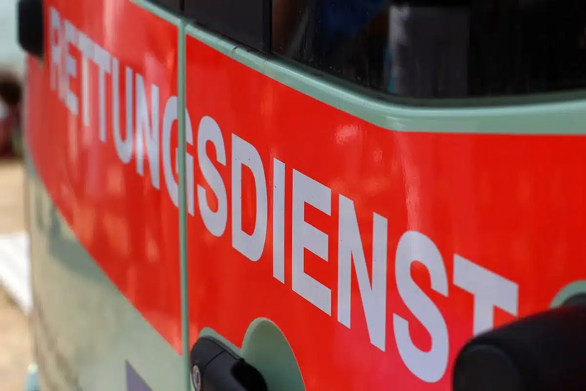 Pacientes y personal sanitario en un pasillo de urgencias tras el accidente