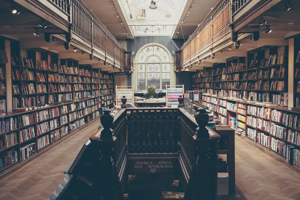 Lector sosteniendo la cabeza frente a un libro largo, mostrando fatiga lectora