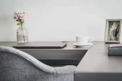 Sala de reuniones con folletos turísticos y un portátil, ambiente corporativo costero