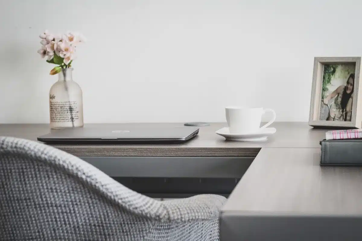 Sala de reuniones con folletos turísticos y un portátil, ambiente corporativo costero