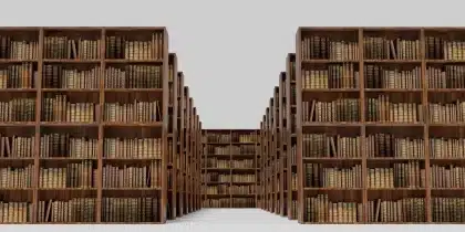 Manos anónimas hojeando un libro en una biblioteca con libreta y café
