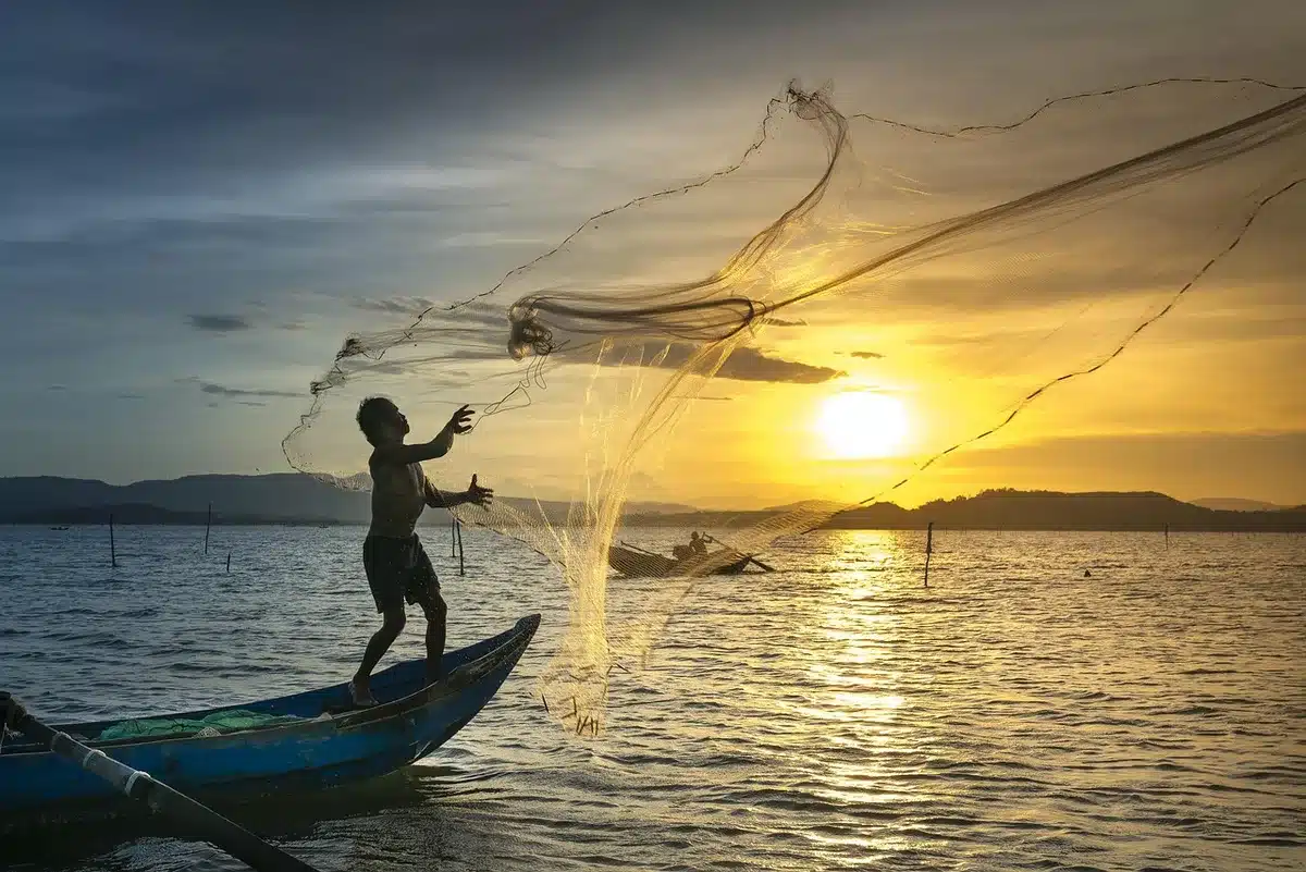 Barcos de pesca junto a la costa islandesa, símbolo del debate pesquero