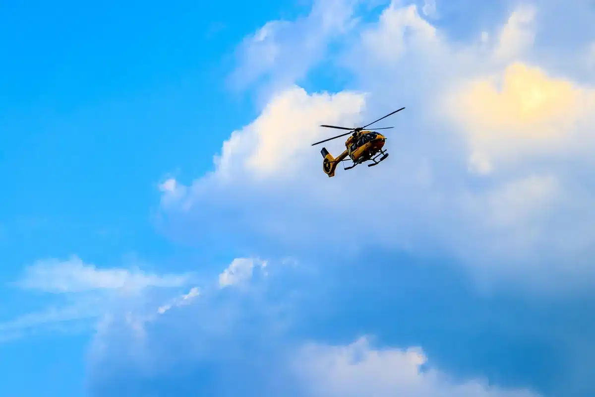 Evacuación aérea desde una zona inundada con helicóptero sobrevolando