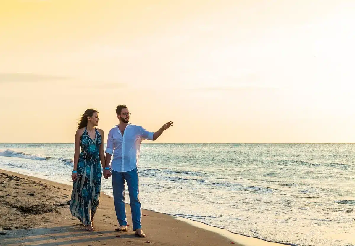 Pareja paseando al atardecer por calle de un pueblo