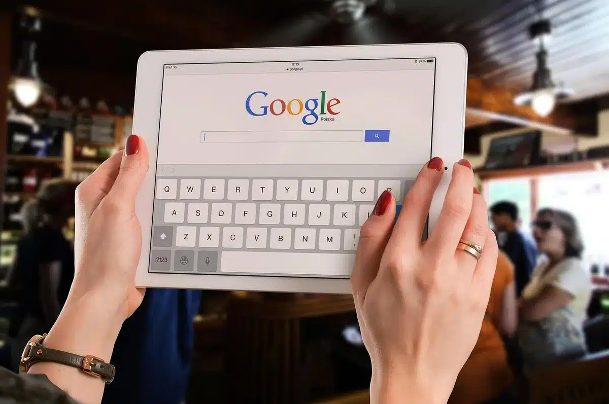 Persona leyendo en una tablet con redes sociales en segundo plano