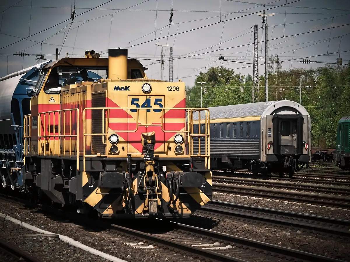 Estación ferroviaria pequeña y vacía que sugiere aislamiento regional