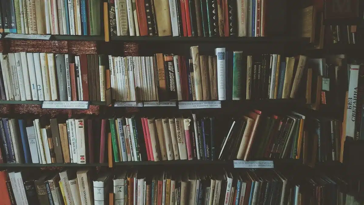 Estantería con libros antiguos que evoca una biografía entre Grecia y Suecia