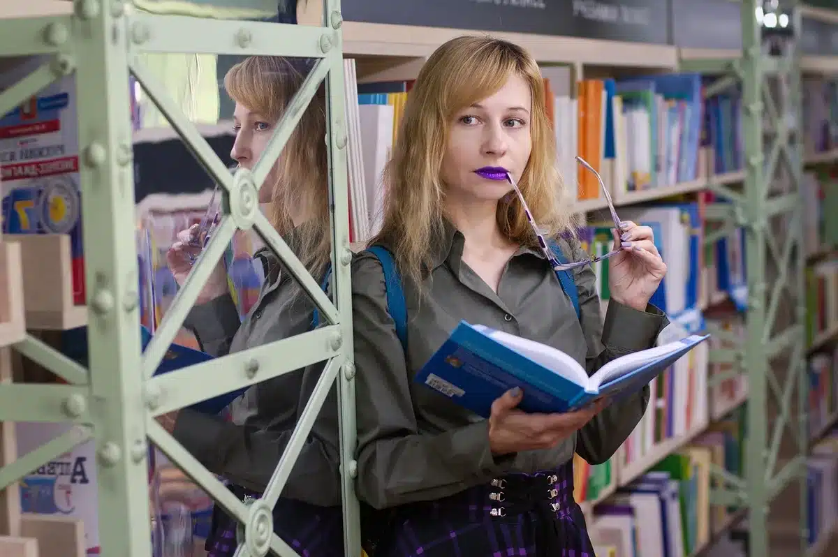 Lectores hojeando edición bilingüe de un libro